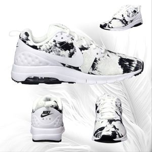 Nike Women's Sneakers Black and White